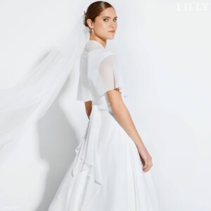 Etole fine crêpe ivoire Lilly . Châle, boléro, étole, cape mariée blanche accessoire. Acheter boutique mariage Paris. En ligne.