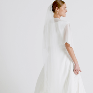 Etole fine crêpe ivoire Lilly . Châle, boléro, étole, cape mariée blanche accessoire. Acheter boutique mariage Paris. En ligne.