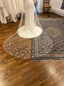 Voile de mariée orné de fleurs pétales couleur 3D. Accessoire mariée petits prix. Boutique mariage paris et eshop acheter en ligne