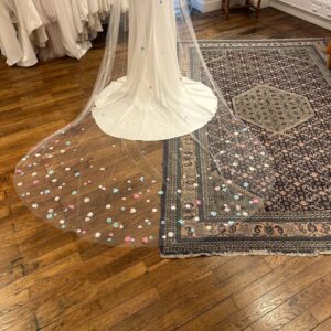 Voile de mariée orné de fleurs pétales couleur 3D. Accessoire mariée petits prix. Boutique mariage paris et eshop acheter en ligne