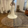 Voile de mariée orné de fleurs pétales couleur 3D. Accessoire mariée petits prix. Boutique mariage paris et eshop acheter en ligne
