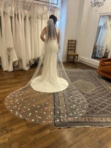 Voile de mariée orné de fleurs pétales couleur 3D. Accessoire mariée petits prix. Boutique mariage paris et eshop acheter en ligne