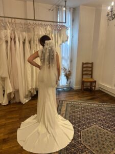 Voile de mariée court orné de grosses fleurs blanches. Accessoire mariée petits prix. Boutique mariage paris et eshop acheter en ligne