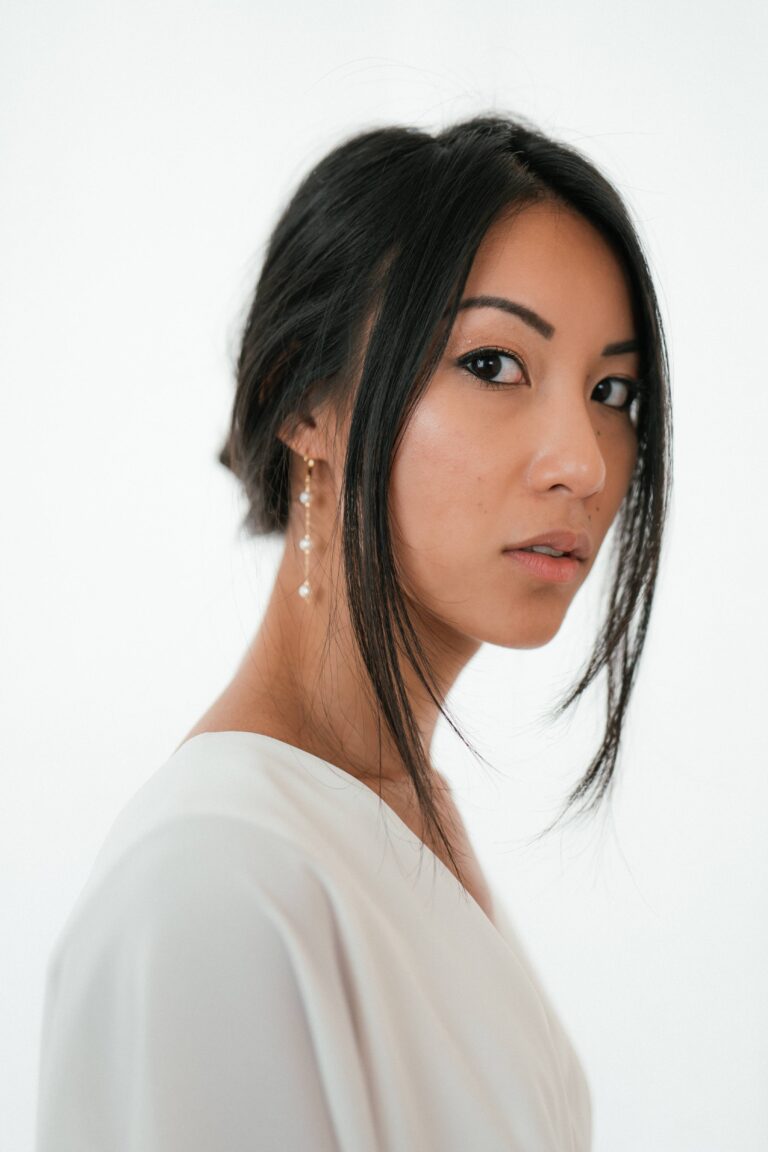 Boucles d'oreille pendantes 3 perles. Bijou mariage petit prix. Accessoire de mariée. Acheter en ligne eshop et boutique showroom Paris