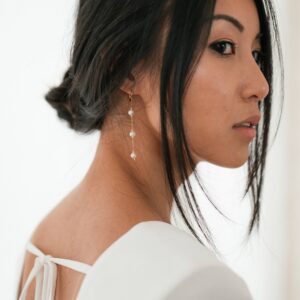 Boucles d'oreille pendantes 3 perles. Bijou mariage petit prix. Accessoire de mariée. Acheter en ligne eshop et boutique showroom Paris