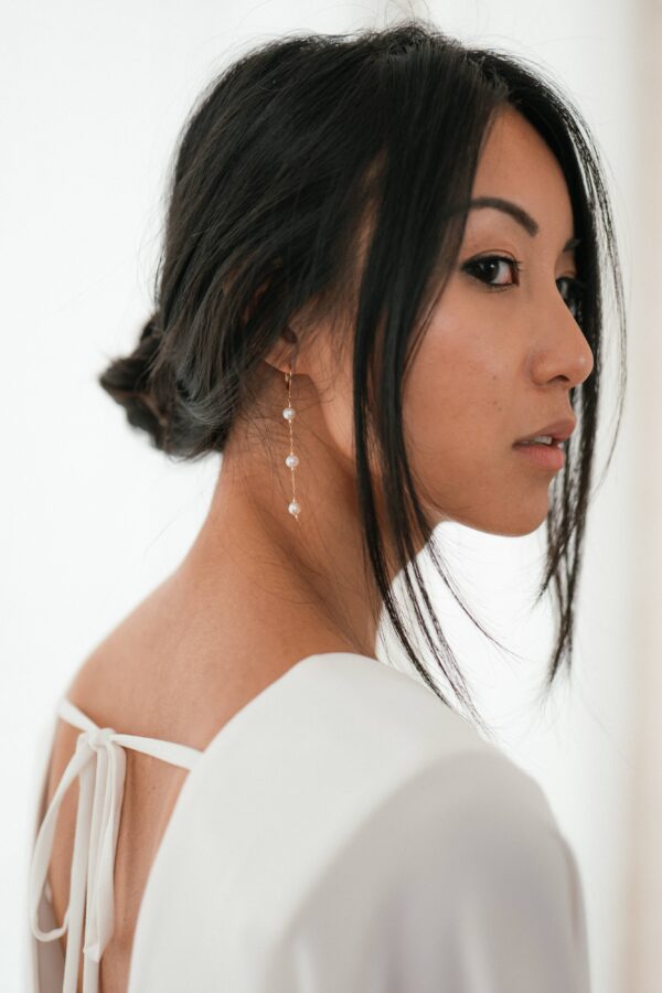 Boucles d'oreille pendantes 3 perles. Bijou mariage petit prix. Accessoire de mariée. Acheter en ligne eshop et boutique showroom Paris