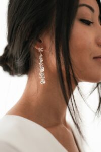 Boucles d’oreille de mariée pendantes strass, accessoire de mariage chic et stylé retro. Achat en ligne ou boutique mariage paris