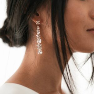 Boucles d’oreille de mariée pendantes strass, accessoire de mariage chic et stylé retro. Achat en ligne ou boutique mariage paris
