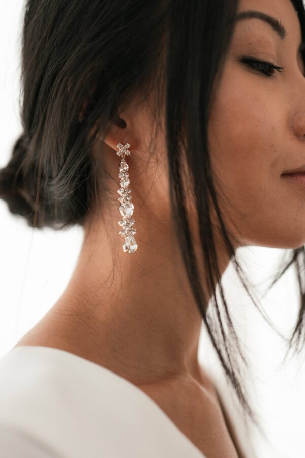 Boucles d’oreille de mariée pendantes strass, accessoire de mariage chic et stylé retro. Achat en ligne ou boutique mariage paris