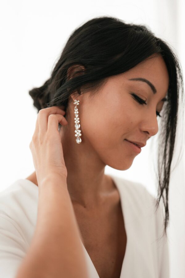 Boucles d’oreille de mariée pendantes strass, accessoire de mariage chic et stylé retro. Achat en ligne ou boutique mariage paris