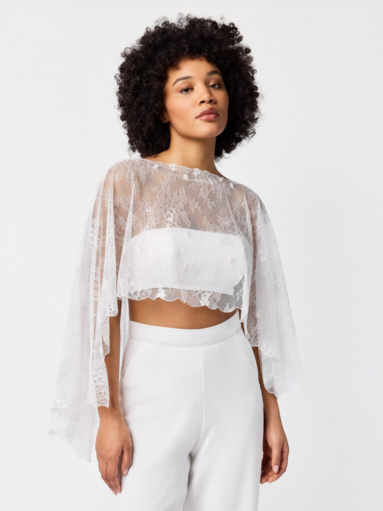 Cape en dentelle blanc ivoire Poirier. Châle, boléro, étole, cape mariée blanche accessoire mariée. Acheter boutique mariage Paris. En ligne