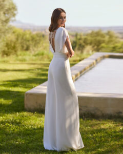 Combi de Mariée Nadira collection Alma Novia 2026. Combinaison simple blanche sans dentelle manches courtes. Essayer boutique mariage Paris