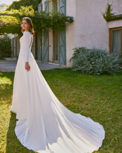 Robe Combi de Mariée Naelia collection Alma Novia 2026. Tenue de mariée sans dentelle manches longues. Essayer boutique mariage Paris