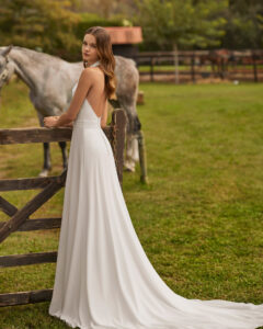 Robe de Mariée Narcisa collection Alma Novia 2026. Robe simple col montant américain sans dentelle. Essayer boutique mariage showroom Paris