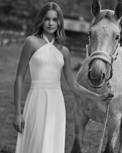 Robe de Mariée Narcisa collection Alma Novia 2026. Robe simple col montant américain sans dentelle. Essayer boutique mariage showroom Paris