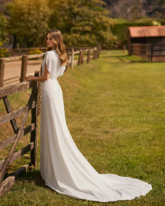 Robe de Mariée Nariol collection Alma Novia 2026. Robe simple blanche sans dentelle. Essayer boutique mariage showroom Paris