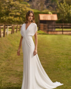 Robe de Mariée Nariol collection Alma Novia 2026. Robe simple blanche sans dentelle. Essayer boutique mariage showroom Paris