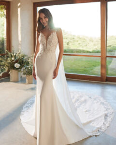Robe de Mariée Nereida collection Alma Novia 2026. Robe sirène fleurs relief petits boutons. Essayer boutique mariage showroom Paris