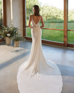Robe de Mariée Nereida collection Alma Novia 2026. Robe sirène fleurs relief petits boutons. Essayer boutique mariage showroom Paris