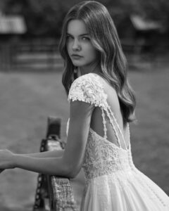 Robe de Mariée Netzer collection Alma Novia 2026. Robe dentelle fluide col carré et petites manches. Essayer boutique mariage showroom Paris