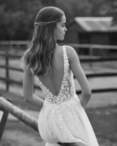 Robe de Mariée Noira collection Alma Novia 2026. Robe tulle dentelle sans manches et dos en V. Essayer boutique mariage showroom Paris