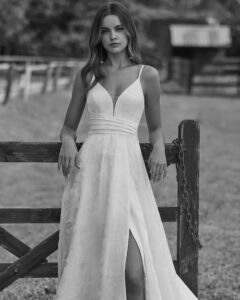 Robe de Mariée Nithan collection Alma Novia 2026. Robe tissu épais fente avec cape. Sexy et simple. Essayer boutique mariage showroom Paris