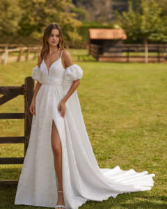 Robe de Mariée Nithan collection Alma Novia 2026. Robe tissu épais fente avec cape. Sexy et simple. Essayer boutique mariage showroom Paris