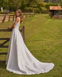 Robe de Mariée Nithan collection Alma Novia 2026. Robe tissu épais fente avec cape. Sexy et simple. Essayer boutique mariage showroom Paris