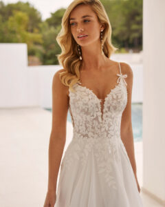 Robe de Mariée Salome Adriana Alier 2026. Robe dentelle fluide et manteau cape traîne. Essayer RDV boutique mariage showroom Paris