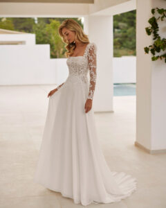 Robe de Mariée Saori Adriana Alier 2026. Robe dentelle col carré stylée. manches longues amovibles. Essayer boutique mariage Paris