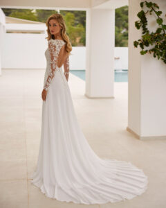Robe de Mariée Saori Adriana Alier 2026. Robe dentelle col carré stylée. manches longues amovibles. Essayer boutique mariage Paris