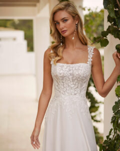 Robe de Mariée Saori Adriana Alier 2026. Robe dentelle col carré stylée. manches longues amovibles. Essayer boutique mariage Paris