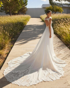 Robe de Mariée Saphi Adriana Alier 2026. Robe dentelle fines bretelles crepe manches amovibles col carré. Essayer boutique mariage Paris