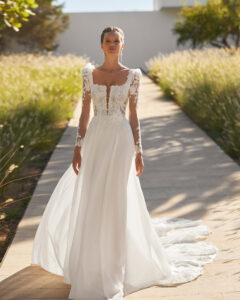 Robe de Mariée Saphi Adriana Alier 2026. Robe dentelle fines bretelles crepe manches amovibles col carré. Essayer boutique mariage Paris