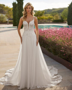 Robe de Mariée Sara Adriana Alier 2026. Robe dentelle fines bretelles crepe traîne dentelle sexy romantique. Essayer boutique mariage Paris