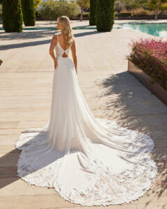 Robe de Mariée Sara Adriana Alier 2026. Robe dentelle fines bretelles crepe traîne dentelle sexy romantique. Essayer boutique mariage Paris