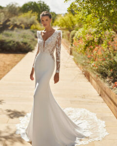 Robe de Mariée Saul Adriana Alier 2026. Robe dentelle près du corps sirène manches longues amovibles. Essayer RDV boutique mariage Paris