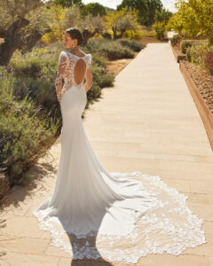 Robe de Mariée Saul Adriana Alier 2026. Robe dentelle près du corps sirène manches longues amovibles. Essayer RDV boutique mariage Paris