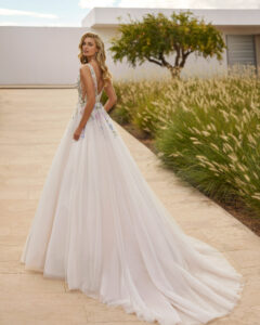 Robe de Mariée Shelly Adriana Alier 2026. Robe dentelle couleur pastel sans manche volume princesse. Essayer boutique mariage Paris