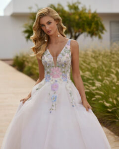 Robe de Mariée Shelly Adriana Alier 2026. Robe dentelle couleur pastel sans manche volume princesse. Essayer boutique mariage Paris