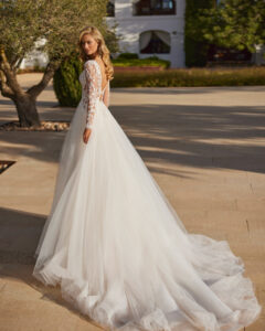 Robe de Mariée Sika Adriana Alier 2026. Robe dentelle et tulle manches longues amovibles princesse . Essayer boutique mariage Paris
