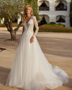 Robe de Mariée Sika Adriana Alier 2026. Robe dentelle et tulle manches longues amovibles princesse . Essayer boutique mariage Paris