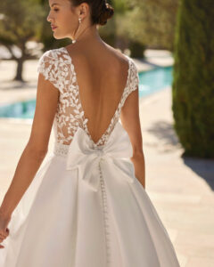 Robe de Mariée Sofia Adriana Alier 2026. Robe volume simple satin haut en dentelle petites manches. Essayer boutique mariage Paris