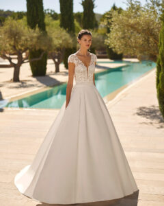 Robe de Mariée Sofia Adriana Alier 2026. Robe volume simple satin haut en dentelle petites manches. Essayer boutique mariage Paris