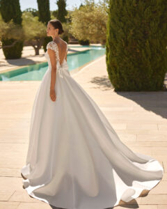 Robe de Mariée Sofia Adriana Alier 2026. Robe volume simple satin haut en dentelle petites manches. Essayer boutique mariage Paris