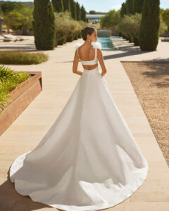 Robe de Mariée Suri collection Adriana Alier 2026. Robe volume simple sans dentelle, col carré. Essayer boutique mariage showroom Paris