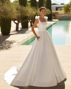 Robe de Mariée Suri collection Adriana Alier 2026. Robe volume simple sans dentelle, col carré. Essayer boutique mariage showroom Paris