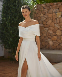 Robe de Mariée Susan collection Adriana Alier 2026. Robe bustier sans dentelle satin mikado. Essayer boutique mariage showroom Paris