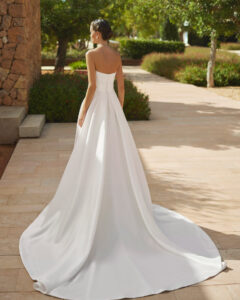 Robe de Mariée Susan collection Adriana Alier 2026. Robe bustier sans dentelle satin mikado. Essayer boutique mariage showroom Paris