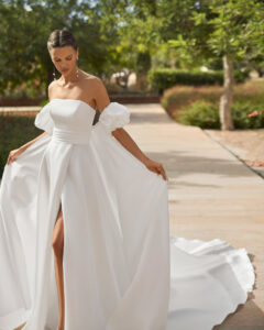 Robe de Mariée Susan collection Adriana Alier 2026. Robe bustier sans dentelle satin mikado. Essayer boutique mariage showroom Paris